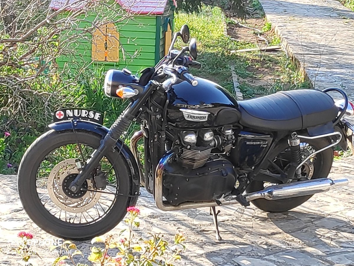 Ma moto d'infirmier à La Ciotat Moto Triumph Bonneville T120 noire utilisée pour mes déplacements d'infirmier à La Ciotat, surnommé "ma bonnie nurse"