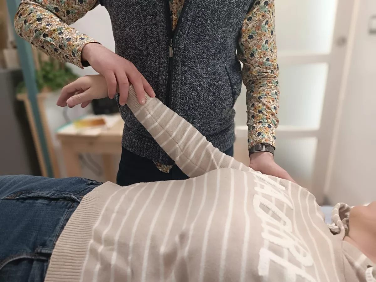 Séances de kinésiologie à La Ciotat pour nourrissons Thierry Coppeaux, kinésiologue, accompagne les nourrissons en utilisant le parent comme support pour favoriser le bien-être et l'équilibre du bébé