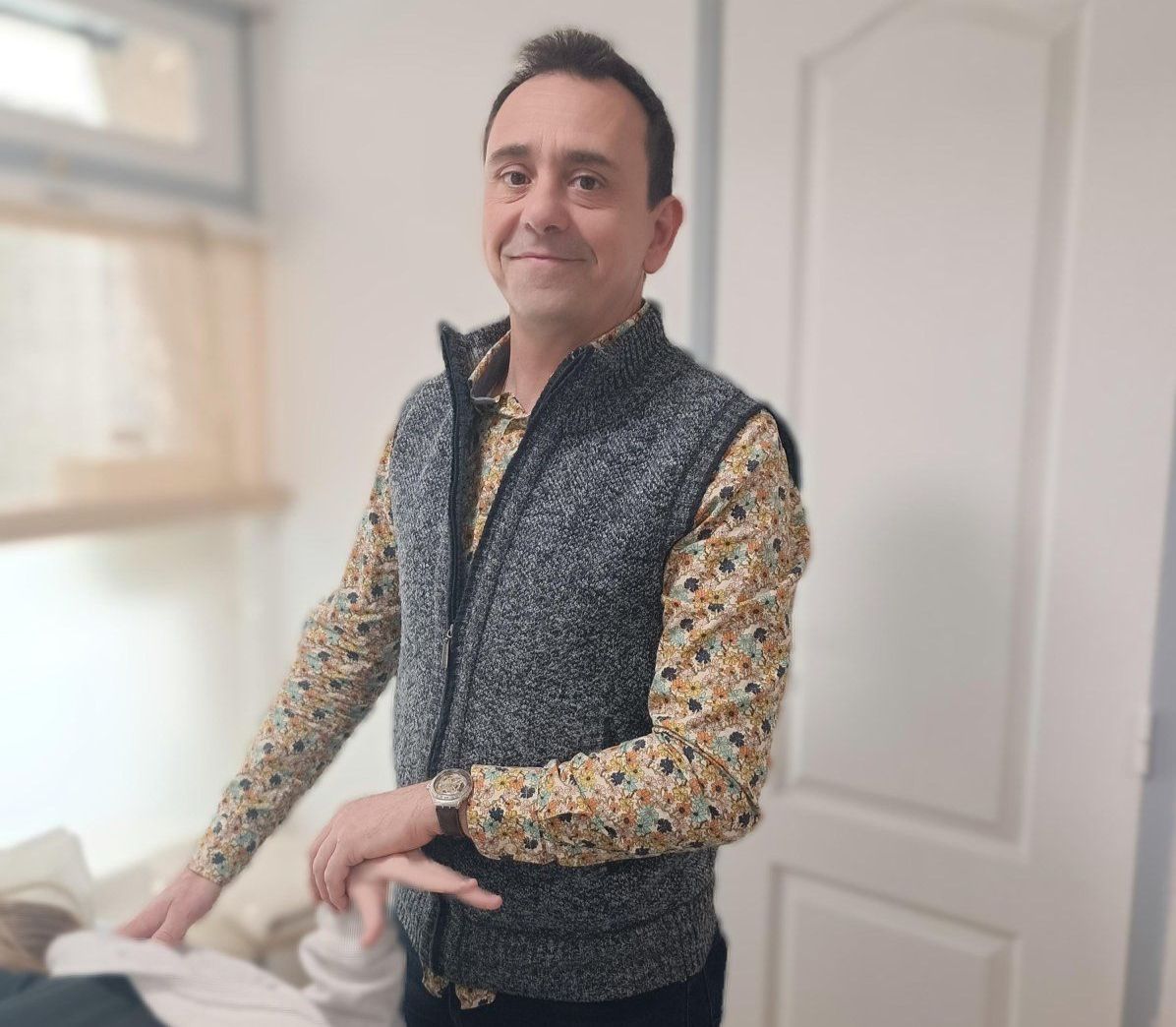 séance de kinésiologie à La Ciotat Thierry Coppeaux, kinésiologue à La Ciotat, effectue un test musculaire sur une consultante lors d'une séance de kinésiologie