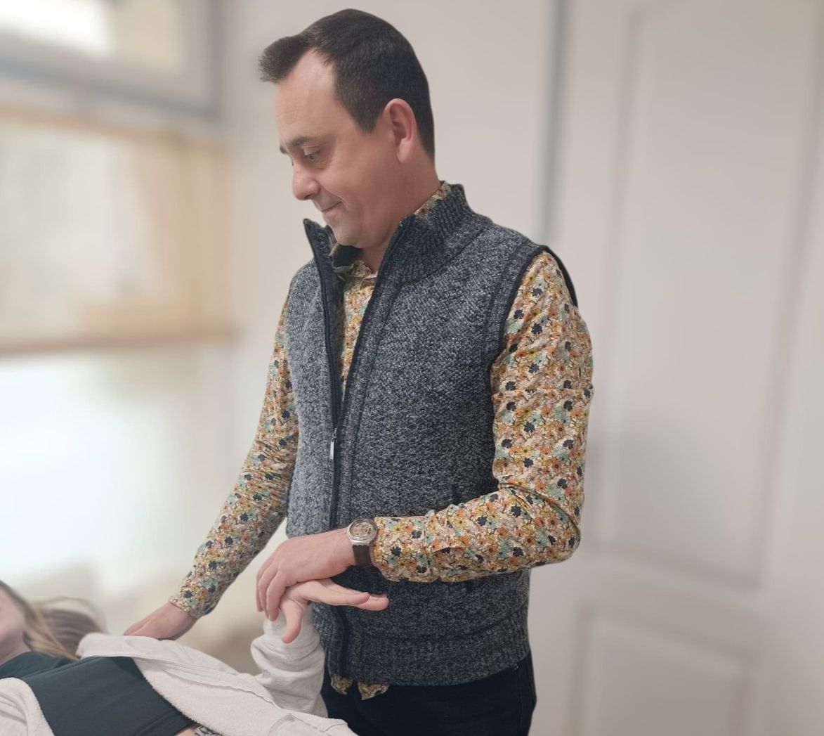 Séance de kinésiologie au cabinet Copo kinésiologie - Thierry Coppeaux, kinésiologue à La Ciotat Une femme bénéficie d'une séance de kinésiologie avec Thierry Coppeaux, kinésiologue